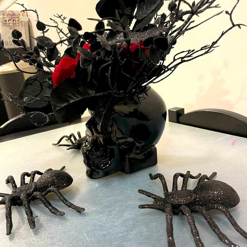Skull Table Decor - Picture 3 of 6